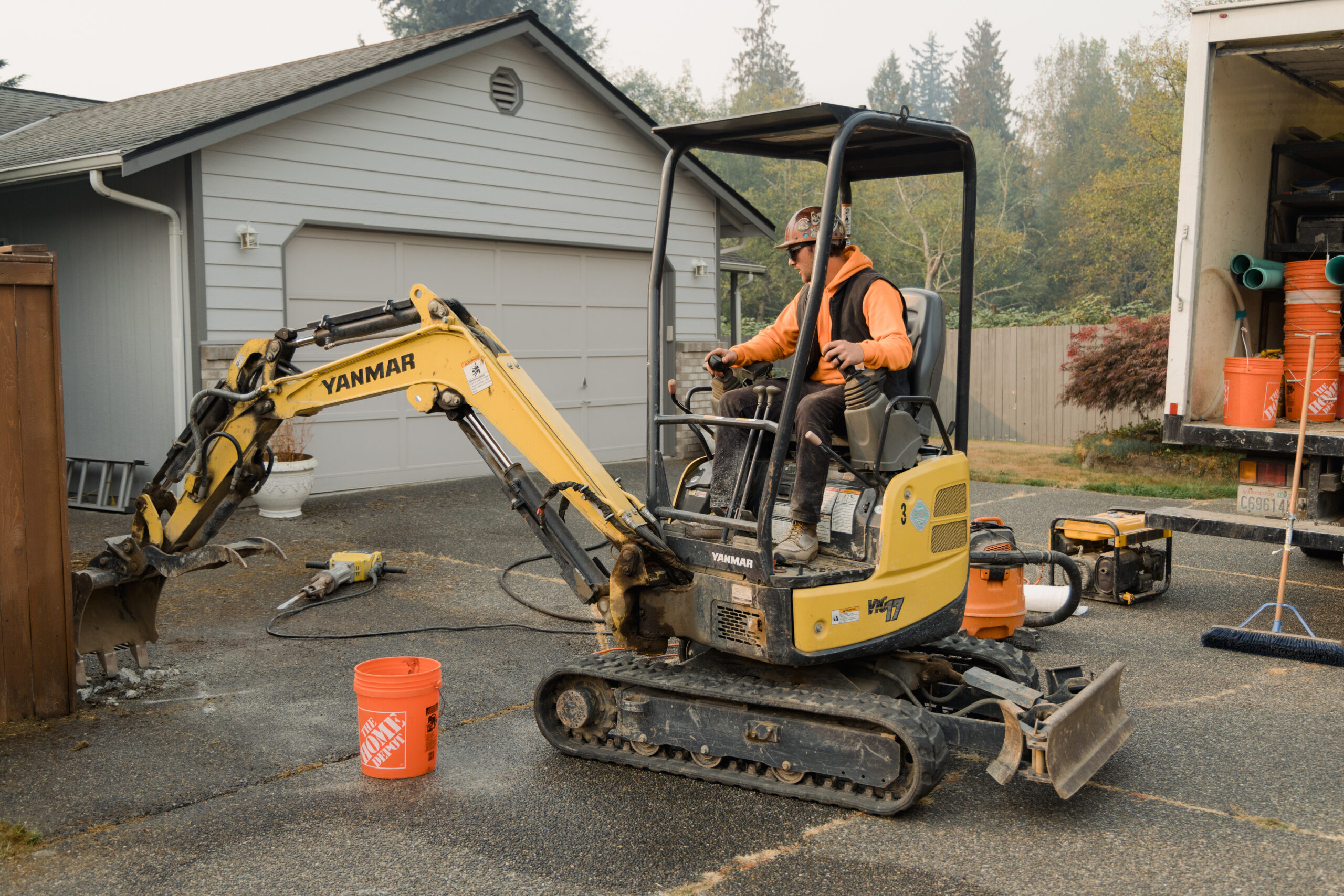 A PRICOR professional uses an excavator to prepare a site for right of way restoration in Seattle, WA.